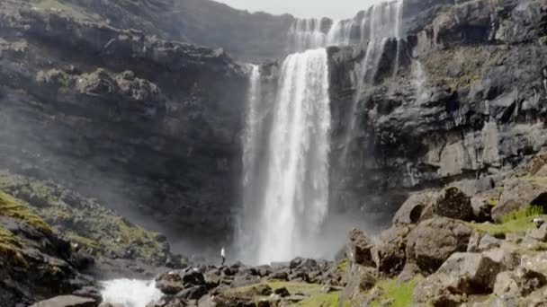 デンマークのフェロー諸島の滝の前に立つ者 — ストック動画