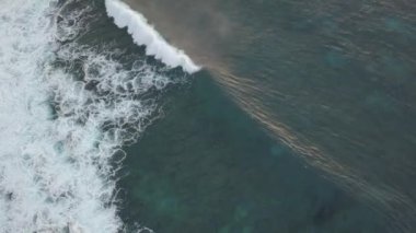 Sahildeki güzel deniz dalgalarının hava manzarası.