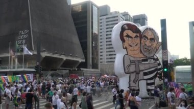 Inflatable doll banner of President Jair Bolsonaro and Lula, candidates opposing the government of Brazil on Avenida Paulista.