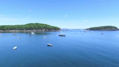 Okyanustaki adaların ve teknelerin havadan görünüşü