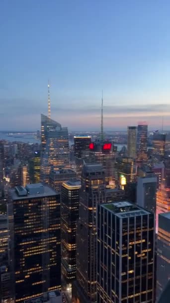 ニューヨーク アメリカ合衆国の距離にあるエンパイアステートビルとマンハッタンの街並みの垂直方向の映像 — ストック動画