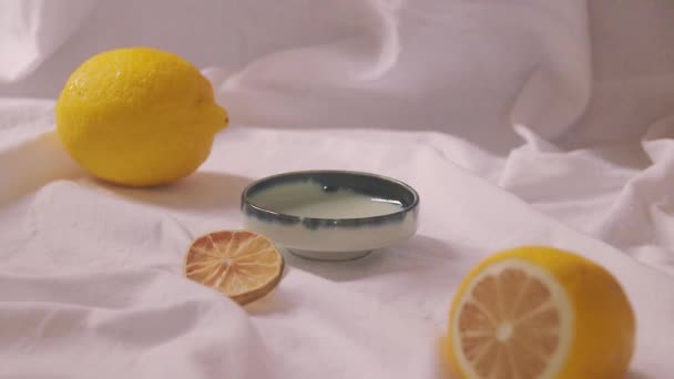 Сушеные Лимонные Ломтики Помещаются Блюдо Приготовления Здорового Чая Детоксикацией Показывающего — стоковое видео