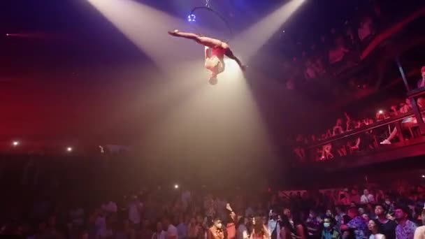 Flexible Female Acrobat Performing Coco Bongo Nightclub Playa Del Carmen — Vídeos de Stock