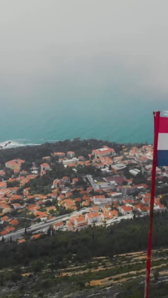 Vertical Footage Waving Flag Croatia Background Town Sea — Vídeos de Stock