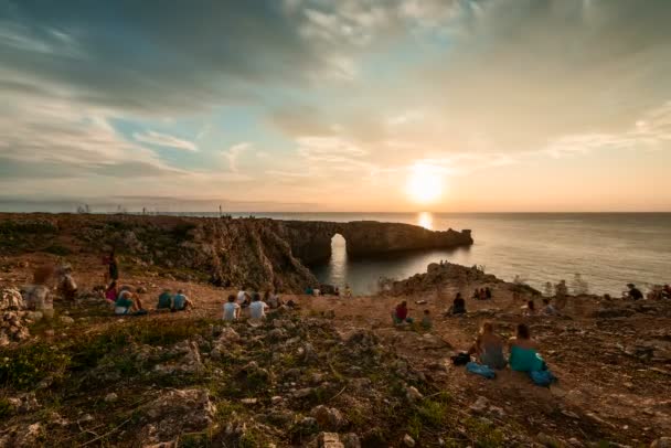 スペインのバレアレス諸島メノルカ島の海の近くに座っている人々の時間の経過 — ストック動画