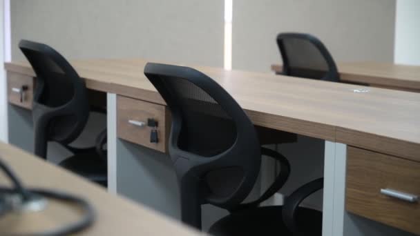 Empty Room Desks Rolling Chairs Them — Vídeos de Stock