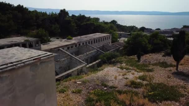 クロアチアを背景に湖のある放棄された刑務所の建物のドローン映像 — ストック動画