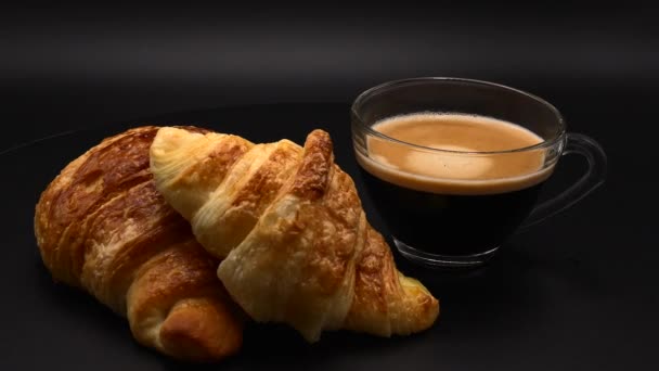 Closeup Freshly Baked Croissant Cup Coffee Rotating Lazy Susan Black — Vídeo de Stock