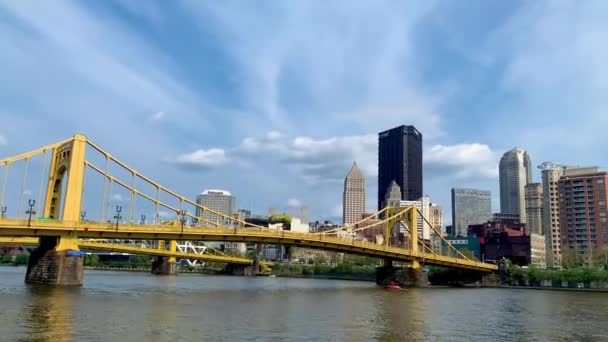Cloudy Blue Sky Andy Warhol Bridge Seen Allegheny River Waterfront — Vídeo de Stock