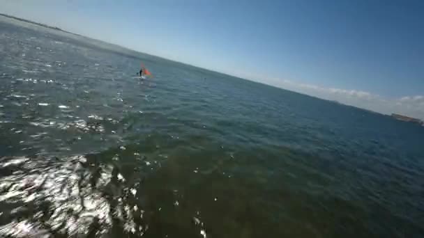 アメリカのマイアミ フロリダでスポーツマンのウェイクボードの空中ドローンショット — ストック動画