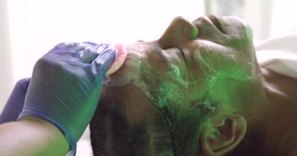 View Masseur Performing Face Massage Scrub Workplace — Stock videók