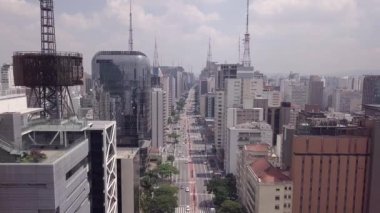 Avenida Paulista caddesindeki modern kurumsal binaların havadan görünüşü, Sao Paulo şehrinin güneşli yaz gününde ufuk çizgisi. Kentsel, şehir manzarası kavramı
