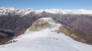 Soğuk bir kış gününde mavi gökyüzünün altındaki İtalyan Alplerinin güzel bir manzarası.