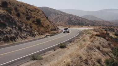 Mercedes G 'nin hava görüntüsü Palmdale, California, ABD' den geçiyor.