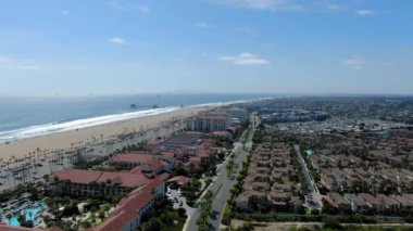 Huntington Sahili 'nde bir hava manzarası, Orange County, Güney Kaliforniya' da deniz kenti.