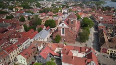 Litvanya 'nın Kaunas kentindeki Aziz Peter ve Paul Katedrali' nin hava manzarası.