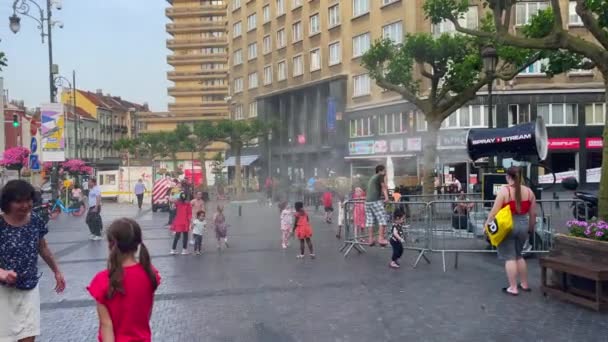 Немногие Дети Играют Вокруг Спрей Поток Машины Жаркий День Брюссель — стоковое видео