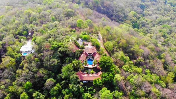 コスタリカの丘の上に緑豊かな木々に囲まれた美しいリゾートの空の景色 — ストック動画