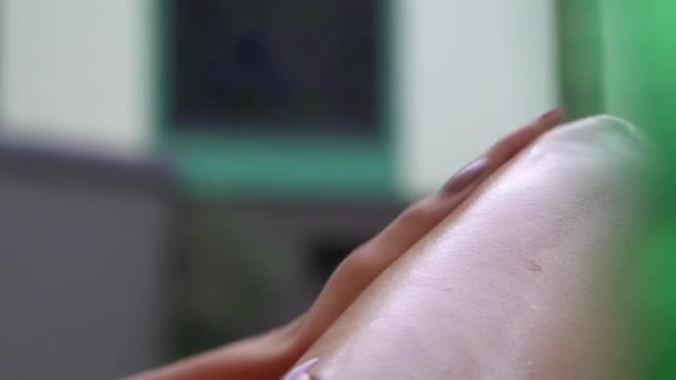 Kvinna Återfuktar Och Masserar Huden Hennes Ben — Stockvideo