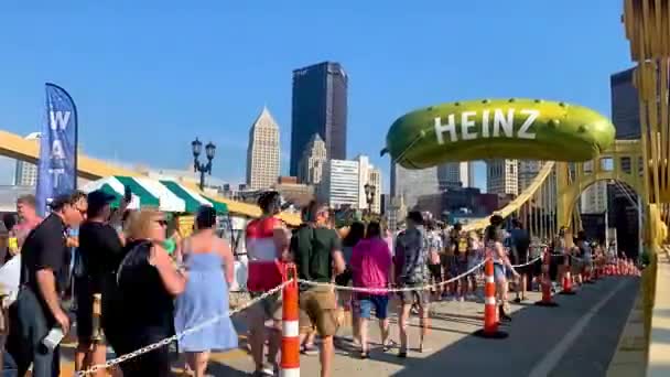 宾夕法尼亚州匹兹堡著名的泡菜节的时间流逝 — 图库视频影像