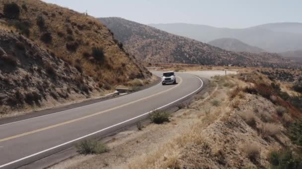 Повітряний Вид Фургона Mercedes Який Їхав Через Пальмдейл Штат Каліфорнія — стокове відео