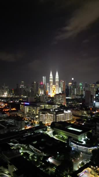 Kuala Lumpur Malezya Gece Geç Saatlerde Yüksek Modern Binalarla Aydınlatılmış — Stok video