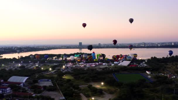 在墨西哥里昂举行的一个节日上 一个关于日落时分热气球在空中飞行的航拍镜头 — 图库视频影像