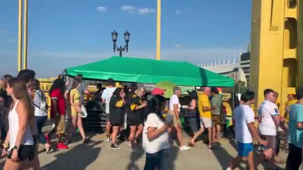 Lidé Těšit Během Pickelsburgh Okurkové Jídlo Festival Pittsburghu Pensylvánii Létě — Stock video