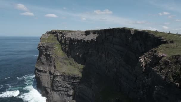 Beautiful View Cliffs Rocks Blue Atlantic Ocean Sunny Day Moher — Vídeos de Stock