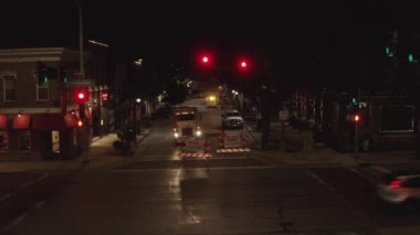 Naperville, Illinois, ABD 'de gece vakti rastgele bir caddenin hava görüntüsü