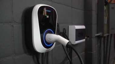 Elektrik ve hibrit araçlar için elektrik şarj kutusu ekipmanı Taşımacılık, ekoloji, modern araba, gelecek, yenilenebilir enerji kavramı.