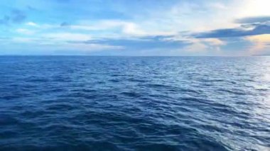 Güzel bir deniz manzarası, mavi bulutlu bir arka plan.