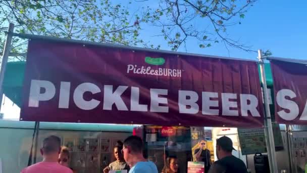 Pickle Milovníci Turisté Pittsburghu Čekají Frontě Nakládané Pivo Během Picklesburghu — Stock video
