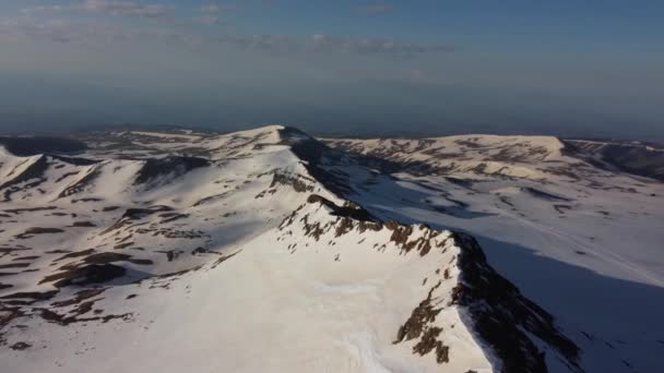 雪と岩の山の尾根 — ストック動画