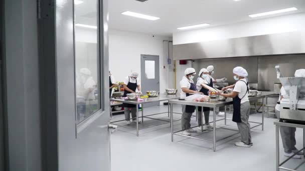 Προσωπικοί Σεφ Μάσκες Ετοιμάζουν Γεύματα Στην Κουζίνα Του Εστιατορίου — Αρχείο Βίντεο