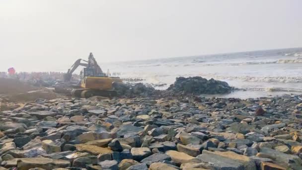 Closeup Pebbles Excavator Digging Shore Background — Vídeo de Stock