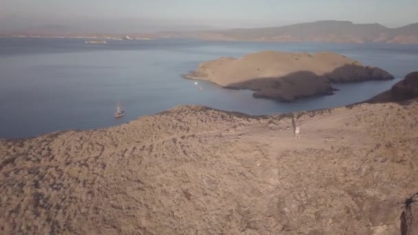 Μια Εναέρια Άποψη Των Ανθρώπων Γιγαντιαίους Σχηματισμούς Βράχων Στη Λίμνη — Αρχείο Βίντεο