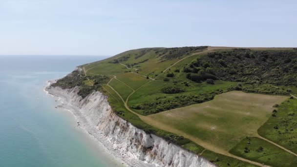 Pan Left Shot White Cliffs Green Pastures Emerald Ocean Eastbourne — Stok video