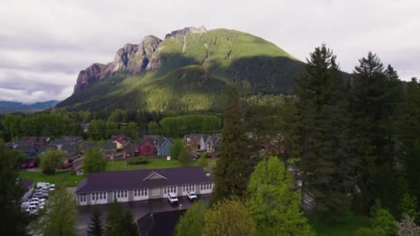 Aerial View Village Vast Mountain Landscape North Bend Snoqualmie Washington — Stockvideo