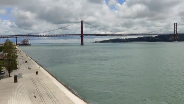 葡萄牙里斯本 一座美丽的四月二十五日大桥在蓝云的天空下拍摄 — 图库视频影像