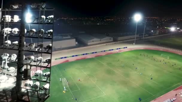 サッカー場でのゲームのための選手のトレーニングの空中ビュー — ストック動画