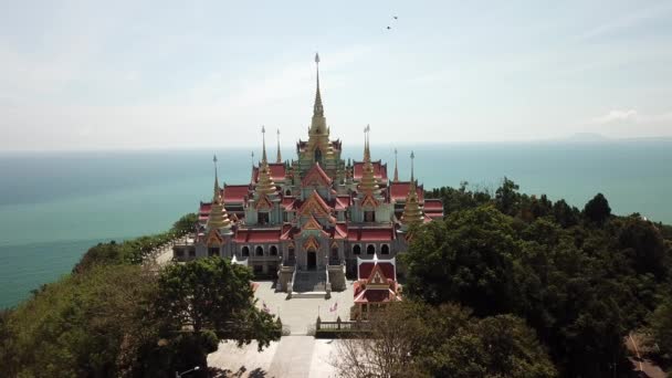 タイのプラチャップ カーンのバン クラット海沿いに位置するワット サイの空中映像 — ストック動画