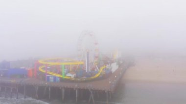 Kaliforniya, Santa Monica 'daki yoğun siste güzel bir iskele manzarası.