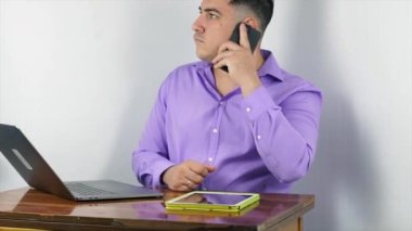 Laptopta eylem yapan bir adam. Selamlama, duygu ve video görüşmeleri yapıyor.