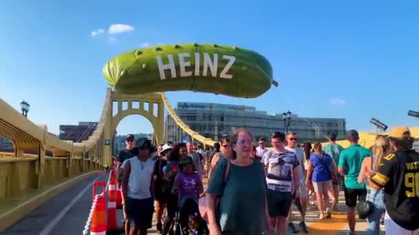 Les Gens Apprécient Foule Lors Pickelsburgh Pickle Food Festival Pittsburgh — Video