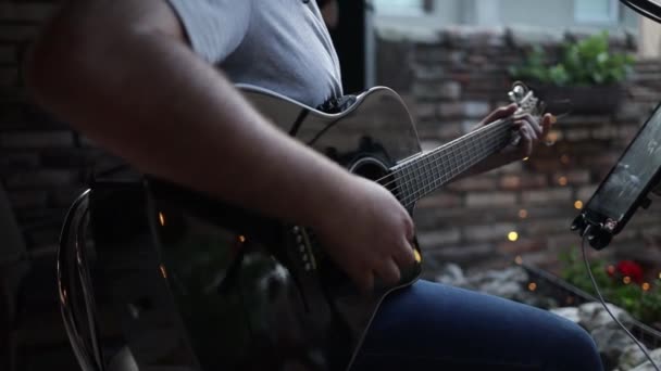 Άνθρωπος Που Παίζει Κιθάρα Για Θεραπεύσει Πάντα Μουσική — Αρχείο Βίντεο