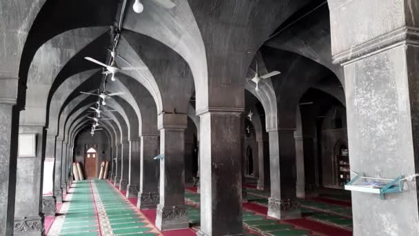 屋根のないモスク内のアーチと柱のデザイン ブルハンプール インドの1589年に建てられました カリMasjid別名Jama Masjid — ストック動画
