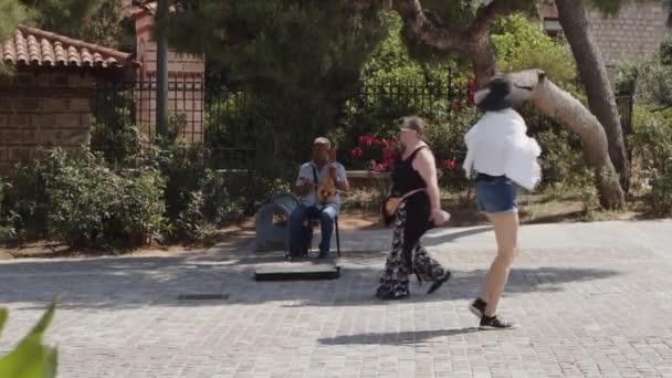 アテネを歩き回る人々と路上で演奏する音楽家の見解 — ストック動画