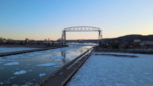 Aerial View Icy Sea Ocean Shore Duluth Minnesota Surrounding Structures — Vídeo de Stock