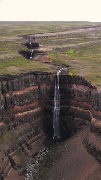 Vertical Aerial Footage Fantastic Hengifoss Waterfall Iceland — Vídeo de stock